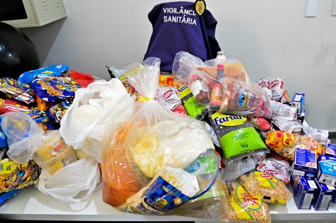 Vigilância Sanitária intensifica fiscalização e alerta população sobre alimentos mal acondicionados e vencidos