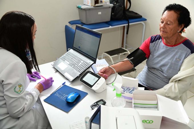 Pacientes hipertensos são acompanhados por programa de monitoramento da pressão arterial em suas casas