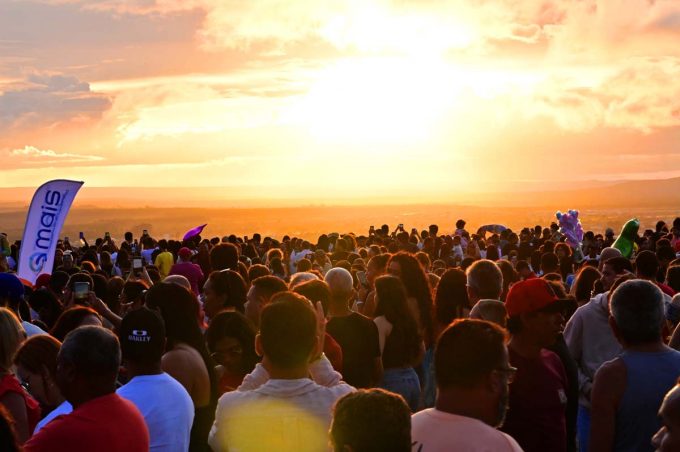 Prefeitura de Vitória da Conquista celebra sucesso do “PM no Pôr do Sol” com grande público no Cristo de Mário Cravo
