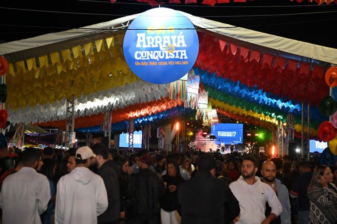 Terceira noite do Arraiá da Conquista atrai público jovem no Glauber Rocha
