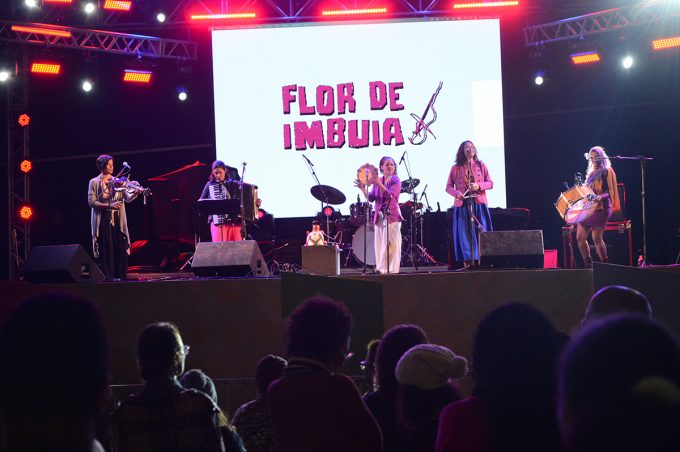 Flor de Imbuia abre a terceira noite do Arraiá da Conquista com “forró de rabeca” e representatividade feminina