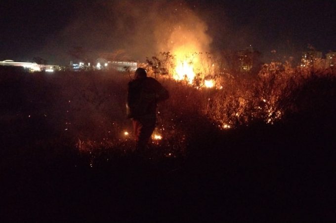 Brigadistas da Semma apagam cerca de 25 focos de incêndio na Serra do Periperi e nas proximidades do anel rodoviário