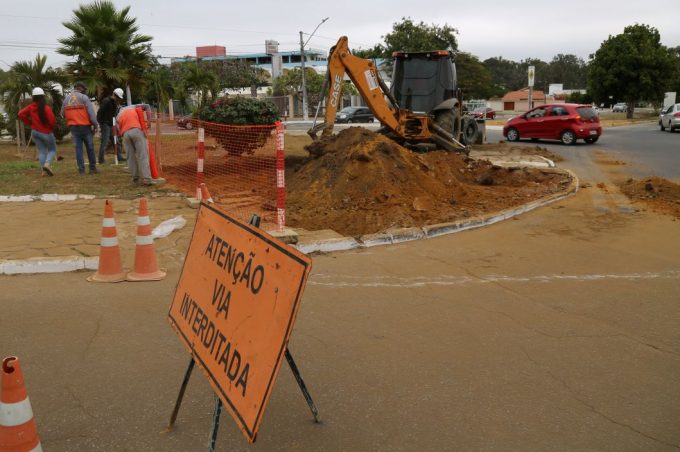 Prefeitura inicia intervenção na rotatória entre avenidas Olívia Flores e Luís Eduardo