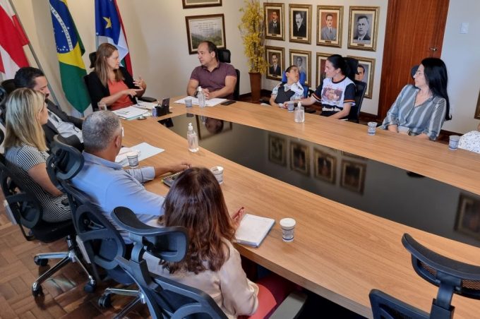 Prefeita ouve associações de crianças com mielomeningocele e paralisia cerebral