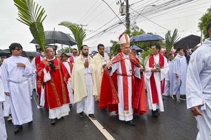 Católicos celebram Domingo de Ramos com bênção na Lagoa das Bateias, procissão e missa campal na Paróquia de Fátima