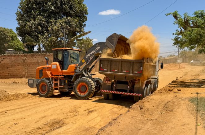 Prefeitura prepara rua no Morada Real para receber pavimentação asfáltica