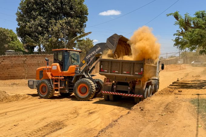 Prefeitura prepara rua no Morada Real para receber pavimentação asfáltica