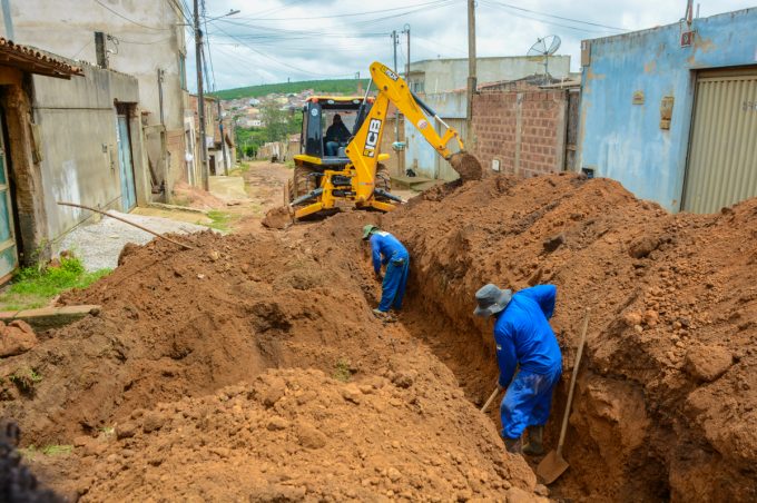 Acelera Conquista: Prefeitura prossegue com rebaixamento de rede e patrolamento no loteamento Panorama