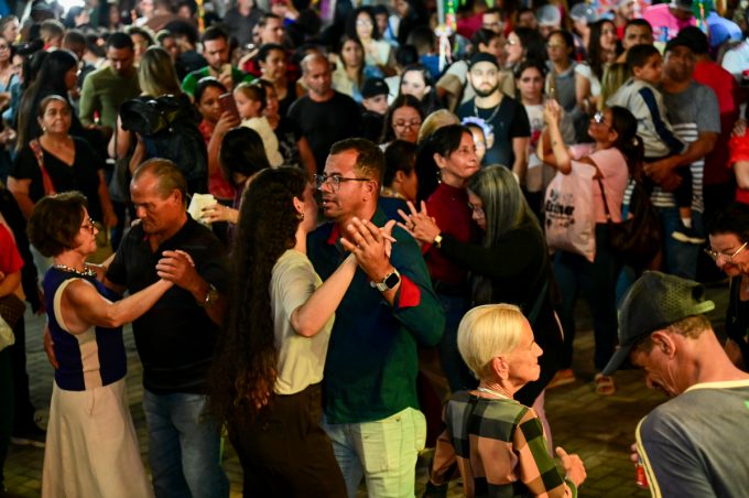 Arraiá da Conquista: Shows de Karinny Safer e Lennon Fernandes marcam mais uma noite de forró na Nove de Novembro