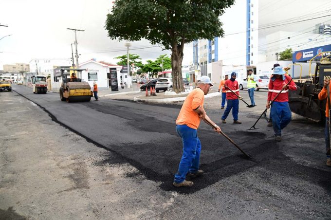 Recapeamento asfáltico chega à Avenida Ascendino Melo. Obra teve início nesta sexta-feira, 18