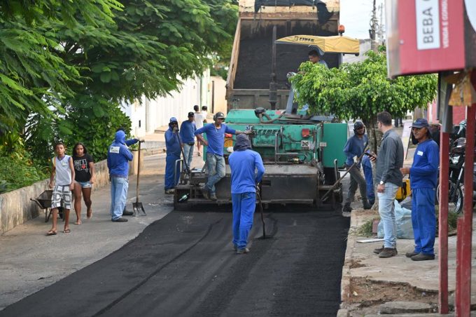 Acelera Conquista: Prefeitura assina Ordem de Serviço e começa recapeamento asfáltico na Rua da Barragem