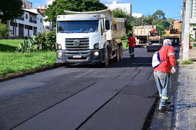 Avenida Brasil é contemplada com obra de recapeamento asfáltico