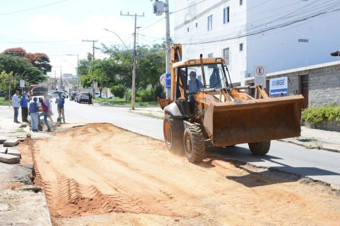Prefeitura conserta asfalto onde chuva abriu uma cratera na Avenida São Geraldo