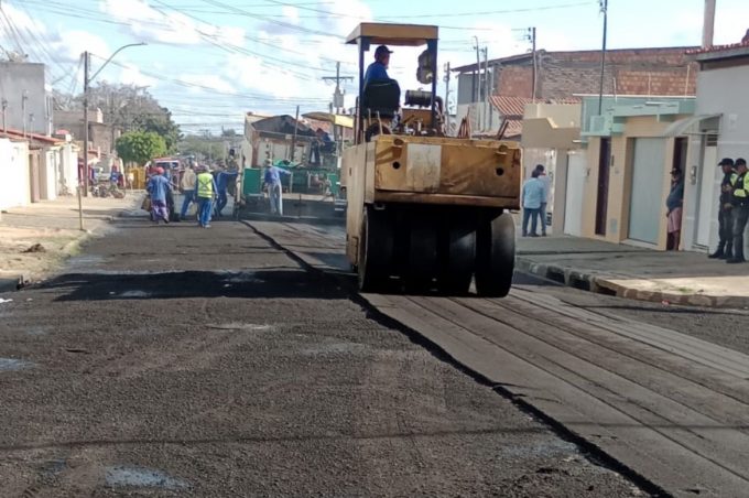 Prefeitura realiza ações de recuperação no asfalto da Avenida Caetité