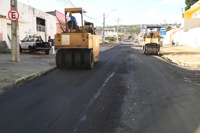 Acelera Conquista: Prefeitura finaliza recapeamento asfáltico da Avenida Itabuna no bairro Ibirapuera