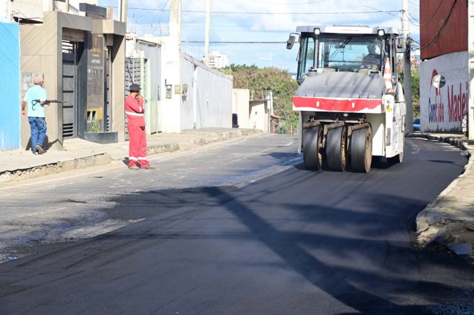 Após conclusão dos serviços da Embasa, Prefeitura inicia recapeamento da Rua Monte Castelo