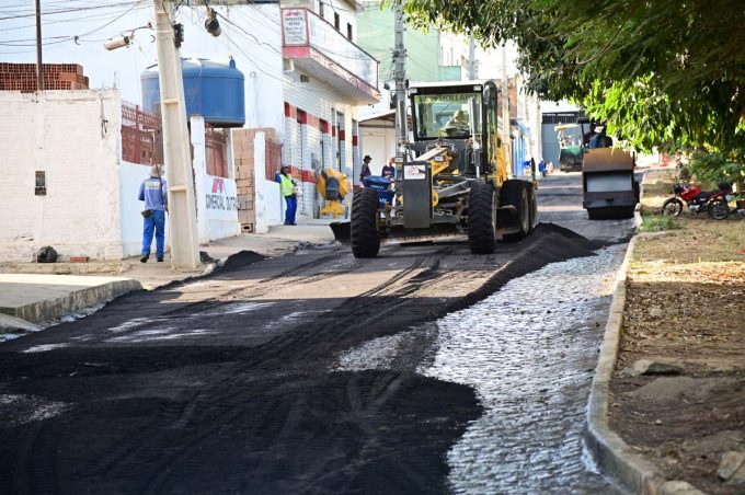 Emurc realiza obra de reperfilamento no trecho de cima da via principal da Urbis V