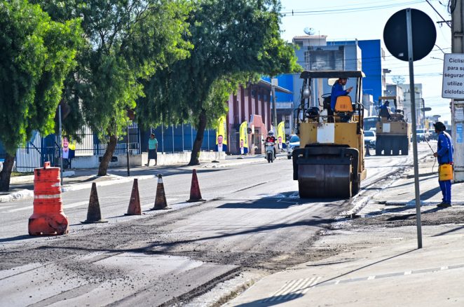 Recapeamento avança na Avenida Brumado e prepara via para nova sinalização e organização do trânsito