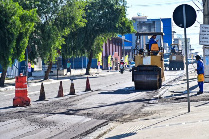 Recapeamento avança na Avenida Brumado e prepara via para nova sinalização e organização do trânsito