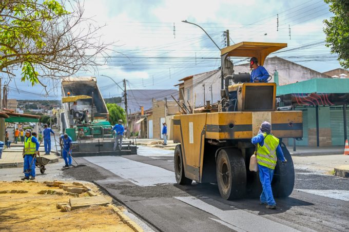 Prefeitura realiza recapeamento asfáltico em ruas do bairro Brasil