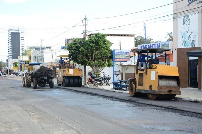 Acelera Conquista: Prefeitura continua recapeamento asfáltico de 13,2 mil metros quadrados na Avenida Jorge Teixeira