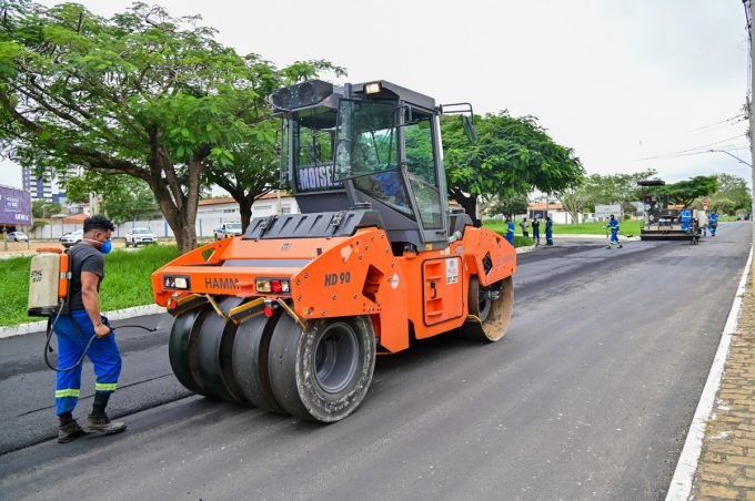 Por meio da Codevasf, Prefeitura realiza recapeamento asfáltico em trecho da Avenida Brasil