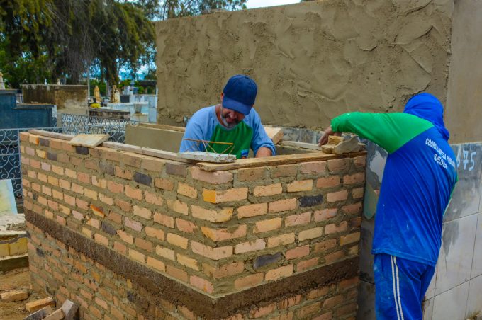 Mais de 50% dos túmulos atingidos por eucalipto no Cemitério da Saudade já foram recuperados pela Prefeitura
