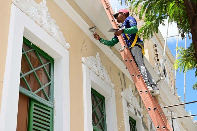 Prédio da Prefeitura passa por reformas e melhorias na entrada principal