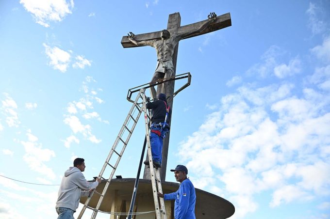 Revitalização do Cristo: Governo Municipal realiza limpeza de canteiros e substituição na parte elétrica