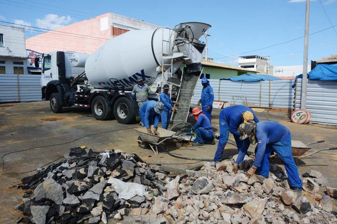 Feira do bairro Brasil: obra segue com a concretagem na base de sustentação da cobertura