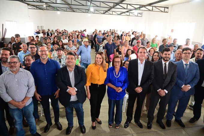 Prefeitura entrega 160 escrituras aos moradores do Renato Magalhães pelo Morar Legal