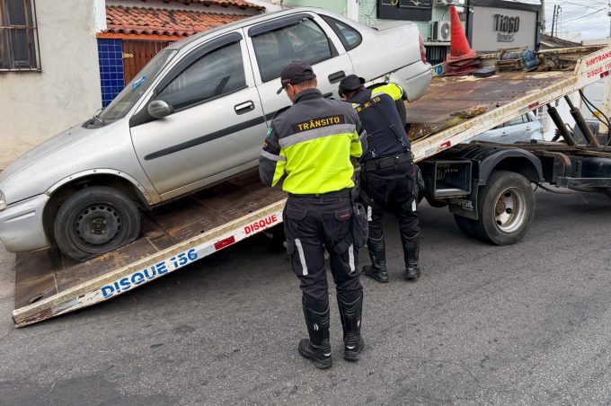 Simtrans realiza remoção de veículos abandonados para garantir segurança e organização das vias públicas
