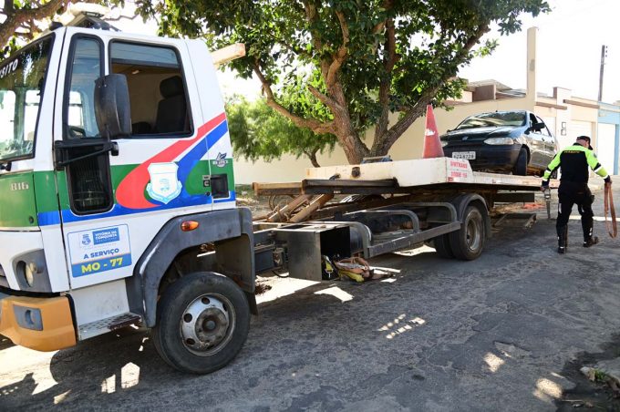 Prefeitura orienta população a notificar Simtrans sobre veículos abandonados em vias públicas