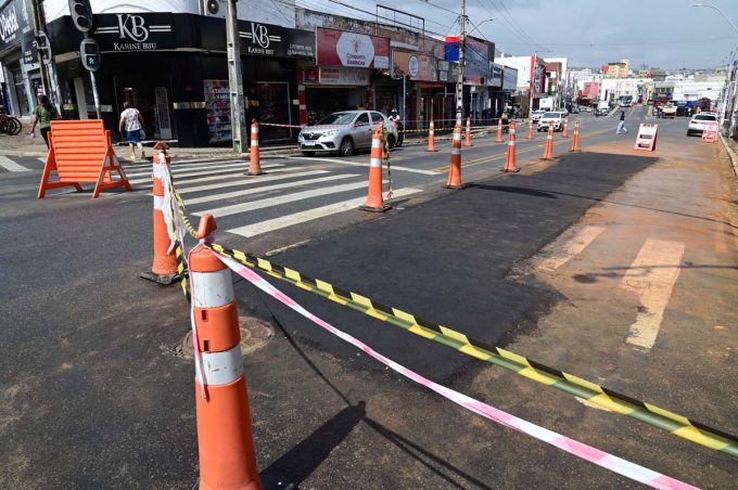 Obra em tubulação de esgoto é concluída e liberação do trânsito na Régis Pacheco aguarda secagem do asfalto