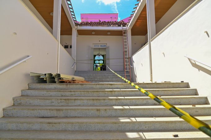 Entrada principal da Prefeitura de Vitória da Conquista está isolada para manutenção emergencial do telhado