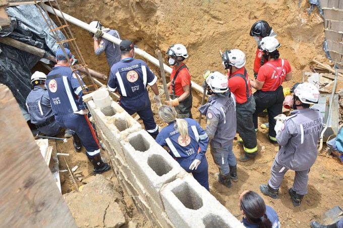 Jovem soterrado é resgatado com vida por Corpo de Bombeiros e órgãos municipais