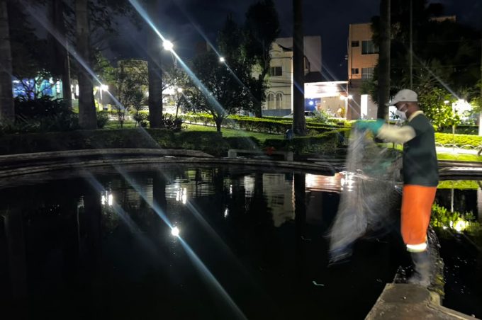 Secretaria de Meio Ambiente inicia retirada de peixes para renovação da água dos lagos da Praça Tancredo Neves