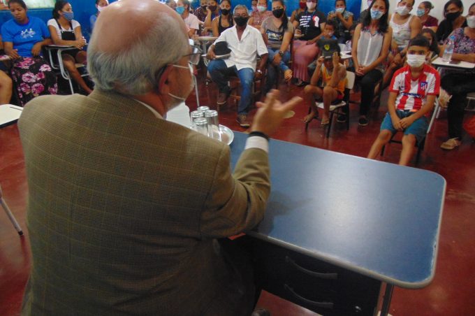 Secretário de Educação visita Escola Municipal Ovídio Santos Lima e ouve demandas da comunidade