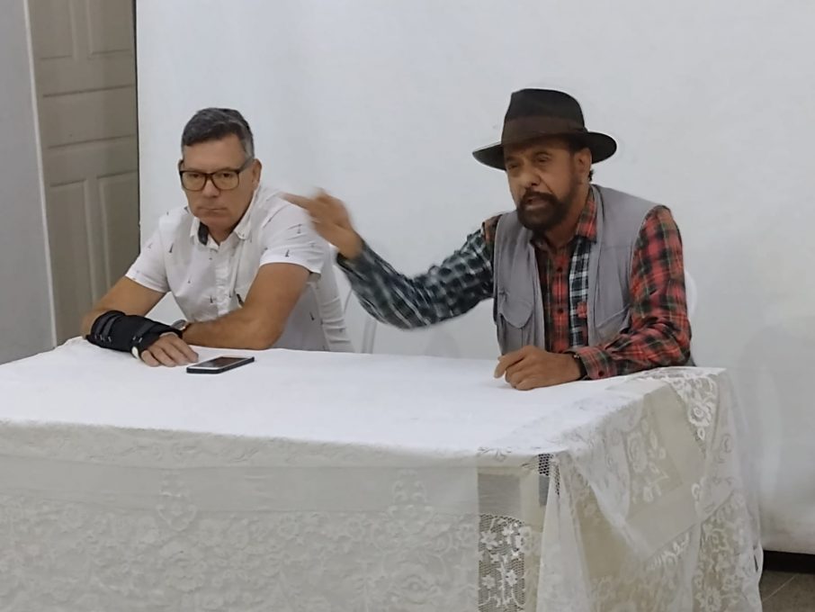 O secretário Xangai fala da importância do credenciamento, ao lado do coordenador Alecxandre Magno