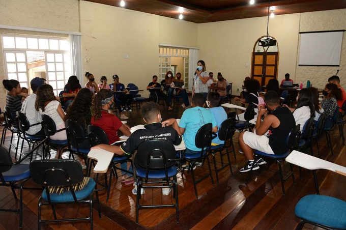 Jovens do Nuca debatem empoderamento feminino e igualdade de gênero