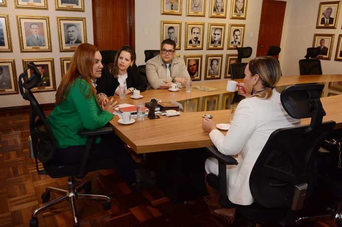 Prefeita fala de empoderamento feminino com representante do Instituto Por Elas