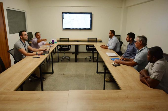 Prefeitura, Câmara e Conder discutem projeto de pavimentação em rua do bairro Cidade Modelo