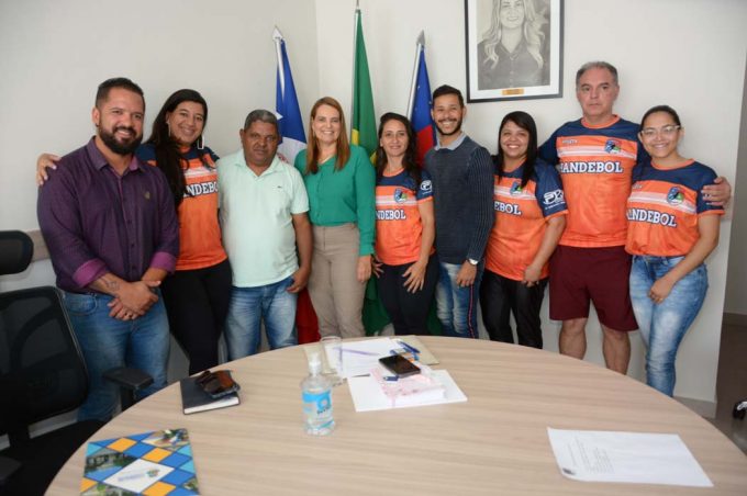 Atletas conquistenses de handebol são recebidos pela prefeita Sheila Lemos