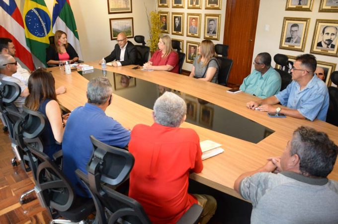 Grupo comunitário recém-formado e prefeita Sheila Lemos conversam sobre pleitos de diversos bairros
