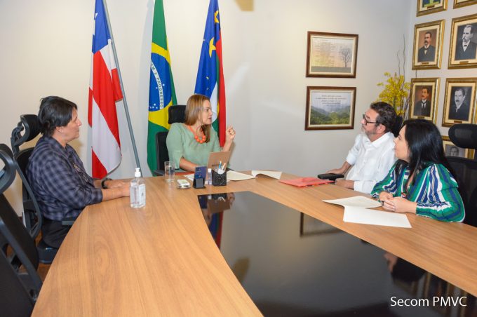 Empresário e presidente da Casa da Cultura pedem apoio da prefeita para trazer acervo de Glauber Rocha