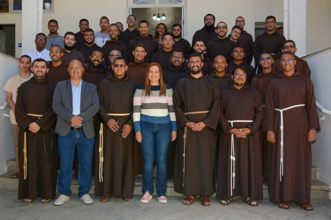 Frades Capuchinhos visitam prédio da Prefeitura de Vitória da Conquista