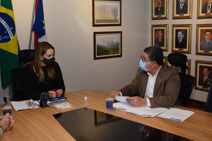 Prefeita e vereador Nildo Freitas discutem ensino de Libras aos Guardas Municipais