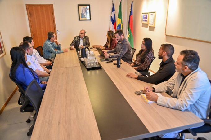 Prefeitura dialoga com taxistas para inclusão da categoria em novo aplicativo de transporte para servidores