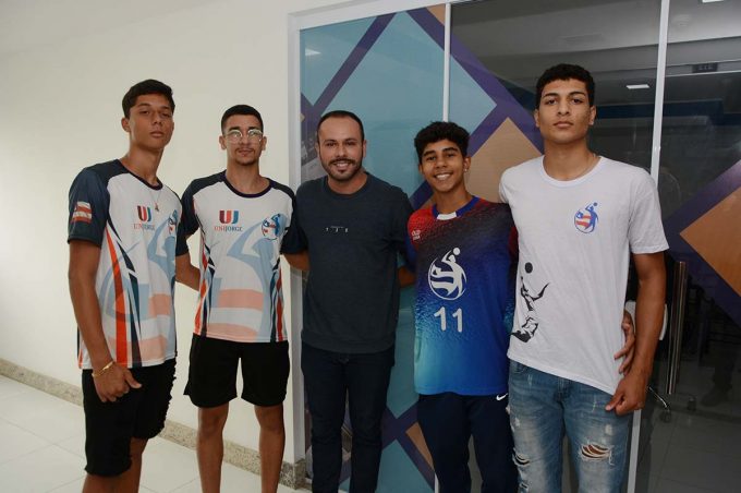 Coordenação da Juventude recebe jovens atletas de vôlei para dialogar sobre incentivo ao esporte na cidade