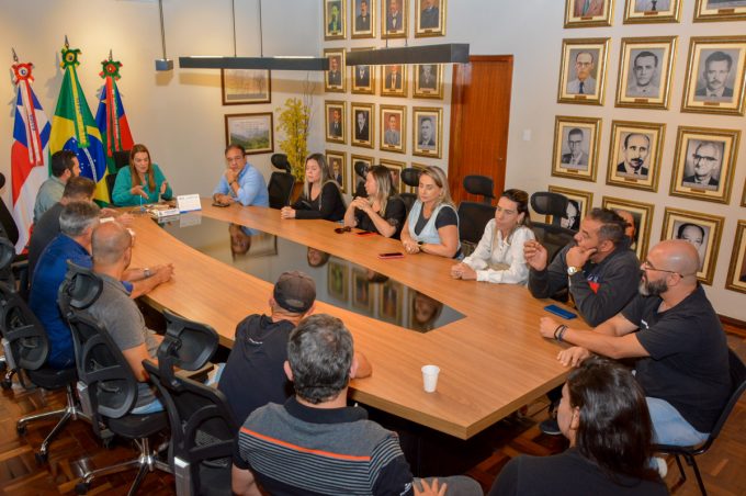 Prefeitura reforça necessidade da faixa preferencial na Siqueira Campos e busca alternativas para melhorar comércio na via